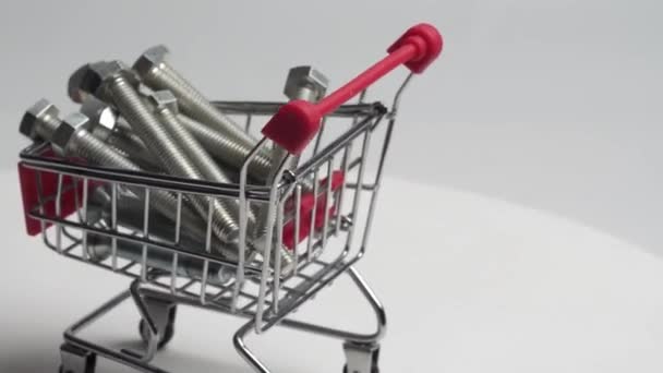 Miniaturowy Wózek Sklepowy Supermarketu Wypełniony Śrubami Śrubami Obraca Się Powoli — Wideo stockowe