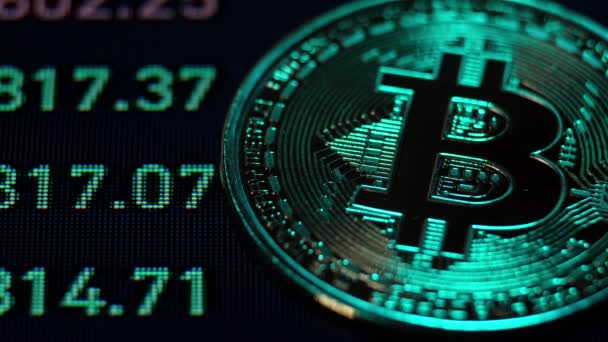 Bitcoin Ligger Mot Bakgrund Skärmen Där Priset Snabbt Förändras Faller — Stockvideo
