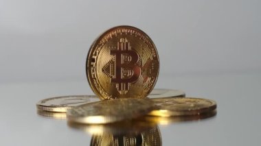 Kripto para birimi, bitcoin. BTC, Bitcoin. Engelleme teknolojisi, bitcoin madenciliği. Beyaz üniforma arka planında dönen bitcoin makro görüntüsü