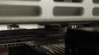 İş sırasında otomatik KİS seçim ve yerleştirme makinesi - fabrikada bilgisayar baskılı devre kartı montajı. Otomatik teknoloji, endüstriyel, robotik, elektronik, üretim, üretim kavramı