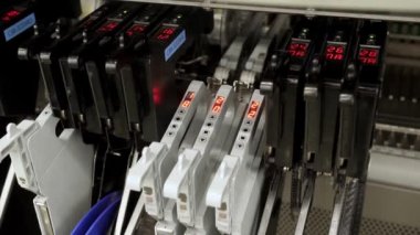 Otomatik SMD çip alma ve yerleştirme makinesinin elektrik kontrol panelindeki durum göstergesi ışık sinyalleri. Otomatik ekipman, endüstriyel, elektronik, imalat, LED göstergesi