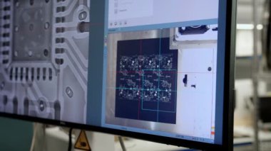 Modern elektronik fabrikası: bilim adamı, mühendis yazılımlı bir bilgisayar üzerinde çalışıyor. Tasarımı, endüstriyel baskılı devre kartlarının geliştirilmesi, silikon mikro devrelerin geliştirilmesi