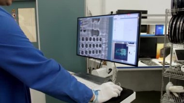 Modern elektronik fabrikası: bilim adamı, mühendis yazılımlı bir bilgisayar üzerinde çalışıyor. Tasarımı, endüstriyel baskılı devre kartlarının geliştirilmesi, silikon mikro devrelerin geliştirilmesi