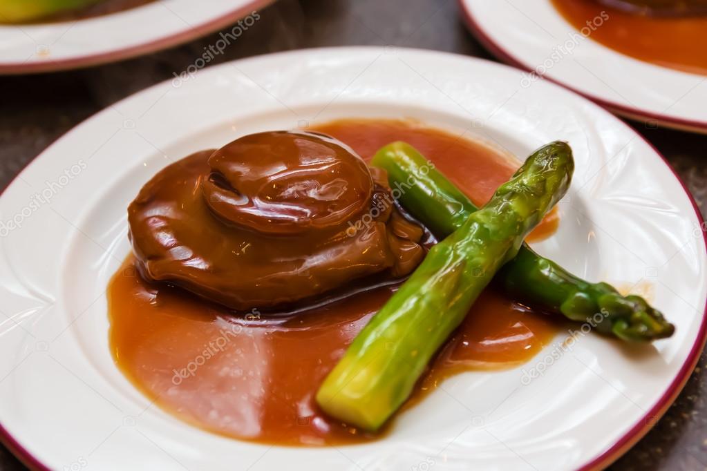  Cantonese cuisine whole abalone with asparagus 