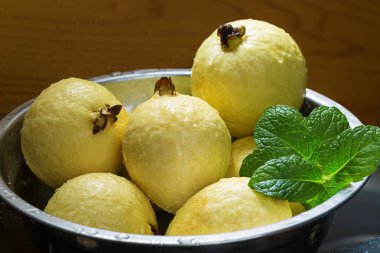 Nane yaprakları ile sarı Guava