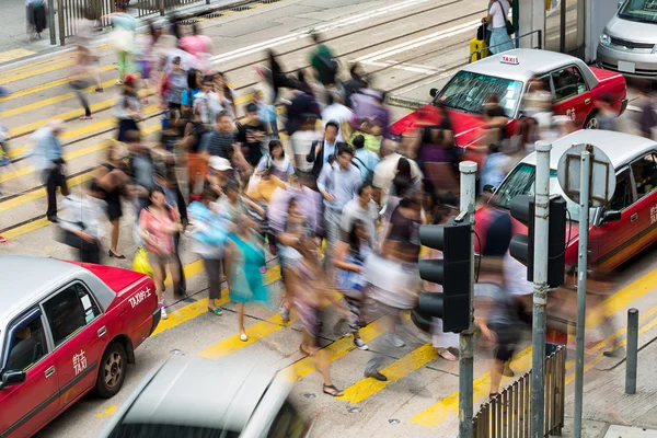 Viel befahrener Fußgängerüberweg am Hongkong — Stockfoto