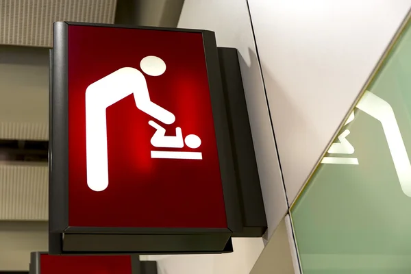 Baby Changing Sign Lightbox en el aeropuerto — Foto de Stock