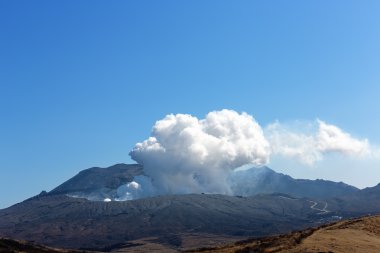 Mount aso Japonya'daki en büyük aktif yanardağ olduğunu 