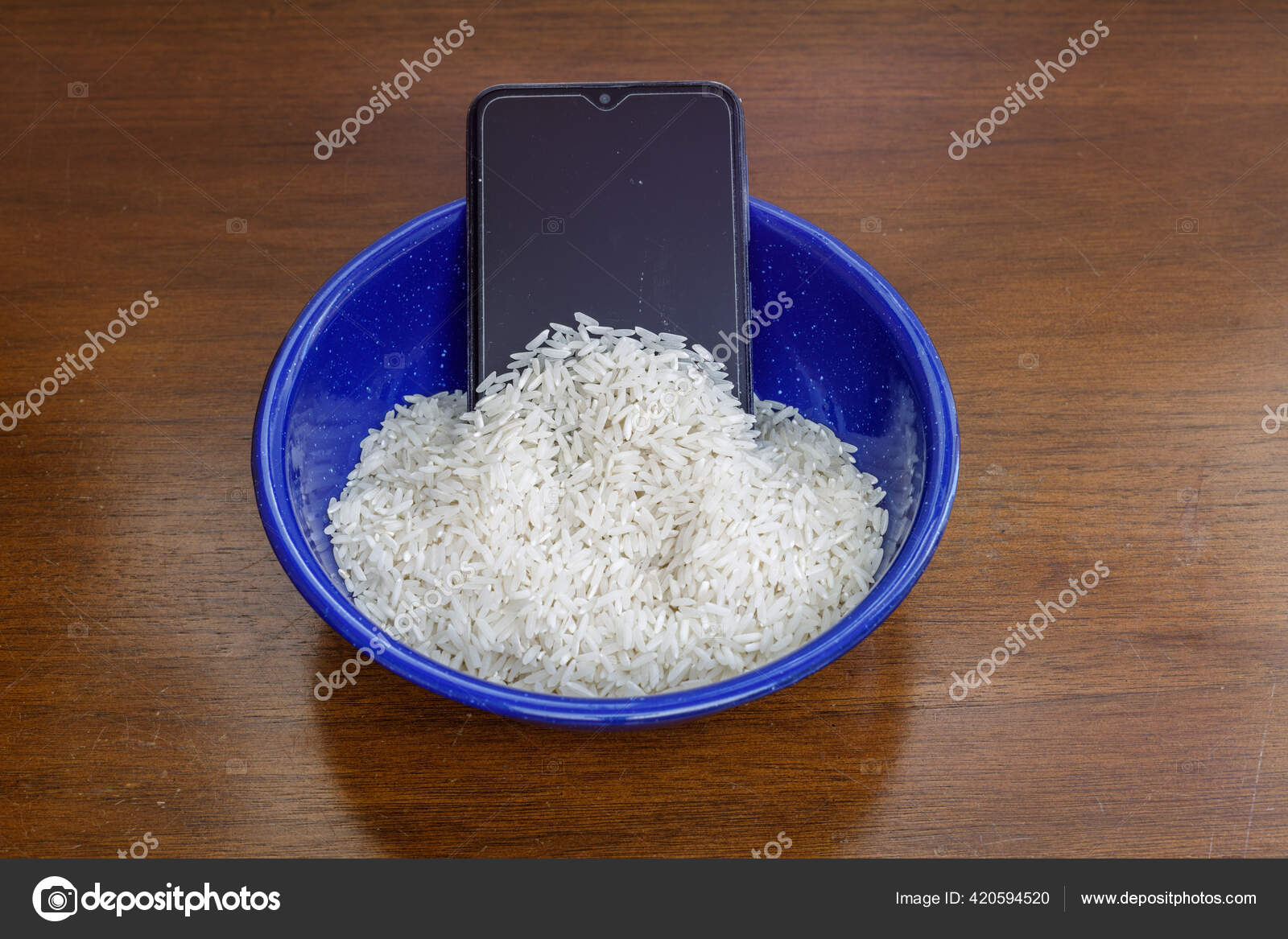 Wet Smartphone Bowl Rice Absorb Moisture Detected Device — Stock Photo