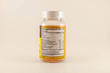 Polk County, WI / USA - 31 / 2020: Bir şişe Havadan Bağışıklık Desteği 'nin arka etiketi, orijinal portakal aromalı. Beyaz arkaplan ile izole. 