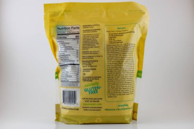 Dunn County, WI / USA - 31 / 2020: Beyaz arka planda izole edilmiş 1 kilo glütensiz badem unu yiyen doğanın arka etiketi