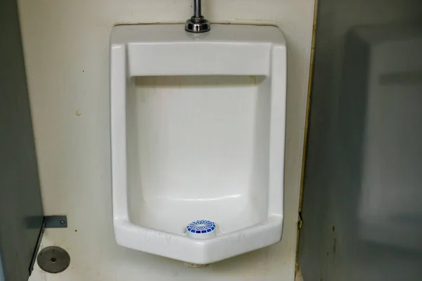 Писсуар Общественном Туалете Нуждающемся Уборке — стоковое фото