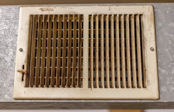 Son derece kirli ısıtma ve havalandırma havalandırmasının bakıma ihtiyacı var.