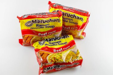 Dunn County, WI / USA - 8 Kasım 2020: Beyaz arka planda izole edilmiş sığır eti aromalı Maruchan Ramen eriştesi