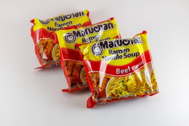Dunn County, WI / USA - 8 Kasım 2020: Beyaz arka planda izole edilmiş sığır eti aromalı Maruchan Ramen eriştesi