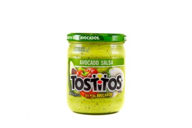 Dunn County, WI / USA - 10 Kasım 2020: Tostitos Avocado Salsa kavanozu. Beyaz bir arkaplanda izole edilmiş. 