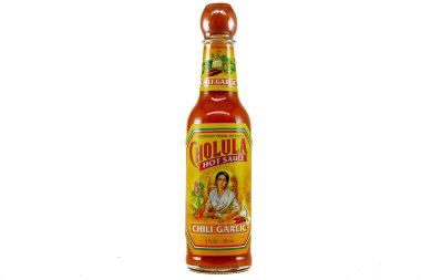 Dunn County, WI / USA - 10 / 2020: Bir şişe Cholula Chili sarımsaklı acı sos. Beyaz bir arkaplanda izole edilmiş. 