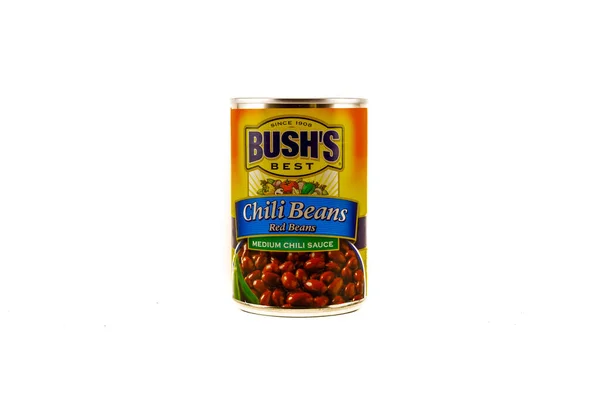Dunn County, WI / USA - 10 Kasım 2020: Orta acı biber soslu Bush 's Chili Beans. Beyaz bir arkaplanda izole edilmiş