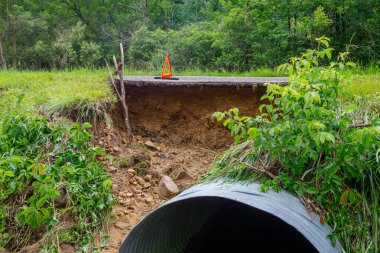 Şiddetli yağmur ve sel nedeniyle yol hasarı