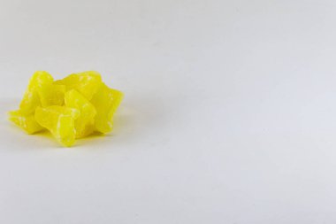 Kurumuş ananas parçaları, kopyalama alanı olan beyaz bir arkaplanda izole edilmiş.