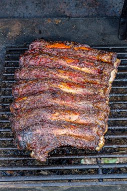 Sigara tiryakisinin içinde füme biftek. Seçici odak, arkaplan ve ön plan bulanıklığı 