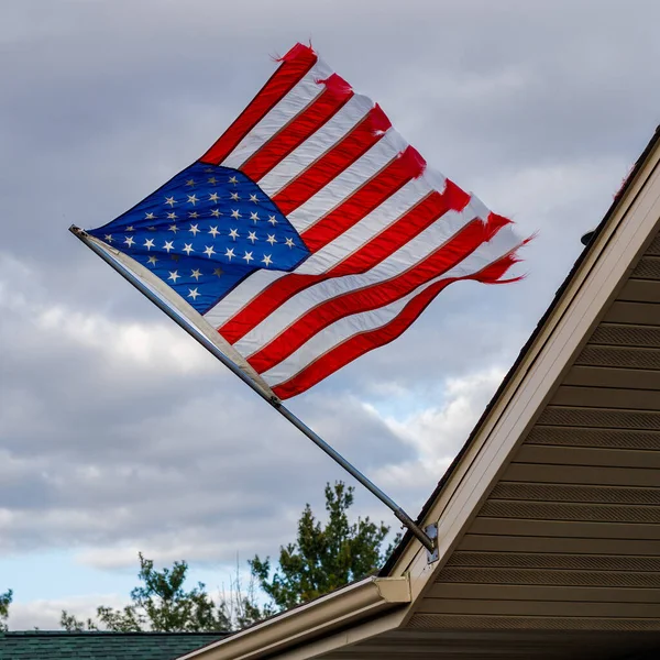 Viento Soplado Andrajoso Bandera Americana Con Fondo Nublado Cielo Enfoque —  Fotos de Stock