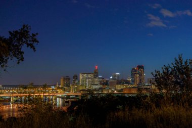 Saint Paul şehir merkezinde, mavi saatte, Amerika Birleşik Devletleri 'nin başkenti Minnesota' da, yaz akşamları.. 