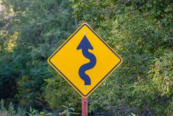Verkehrszeichen Die Auf Vorausfahrende Kurven Hinweisen Selektiver Fokus Hintergrund Und — Stockfoto