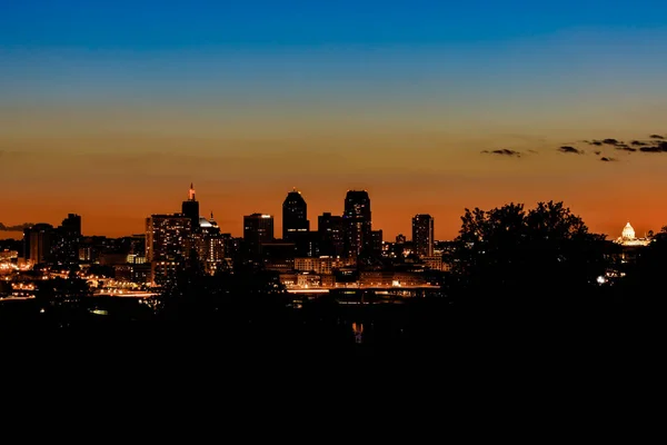 夏季傍晚时分 美国明尼苏达州首府圣保罗市中心蓝天时分的轮廓 — 图库照片