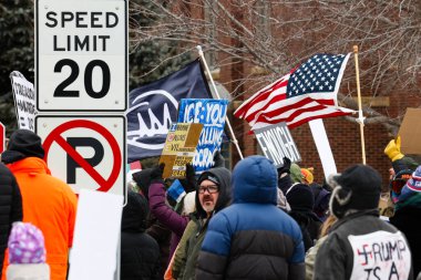 Fort Snelling, MN, ABD 15 Ocak 2026: Başkan Donald Trump 'a ve yönetiminin politikalarına karşı çıkan açık hava siyasi protestosu. Ana öğe, sırtlarında 