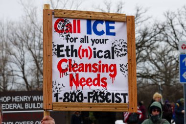 Fort Snelling, MN, ABD 15 Ocak 2026: Bir protestocu üzerinde 