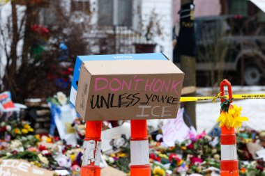 Minneapolis, MN, ABD 15 Ocak 2026: Renee Goods anıtında ev yapımı karton levhada 