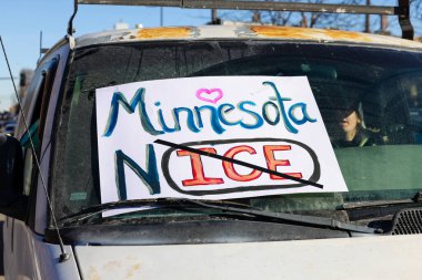 Minnesota, Minneapolis, MN 'deki Alex Pretti Memorial Bisiklet Turu' nda araç ön camında göçmen bürosu yok tabelası var. Nicollet Bulvarı ve W 26. Cadde yakınlarındaki haber etkinliği..