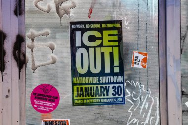 Minneapolis, MN, ABD 7 Şubat 2026: Alex Pretti Memorial yakınlarındaki bir otobüs durağında ICE ve Metro Surge Operasyonu ile ilgili posterler