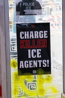 Minneapolis, MN, ABD 7 Şubat 2026: Minneapolis 'te bir otobüs durağı barınağında, Alex Pretti Memorial yakınlarında katil ICE ajanlarını suçlamakla ilgili bir poster