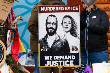 Minneapolis, MN, ABD 7 Şubat 2026: Alex Pretti ve Renee Good 'un portrelerini gösteren bir tabela.