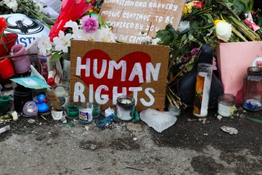 Minneapolis, MN, ABD 7 Şubat 2026: Minneapolis 'teki Alex Pretti Anıtı' ndaki karton 