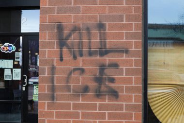 Minneapolis, MN, ABD 7 Şubat 2026: Nicollet Bulvarı yakınlarındaki Alex Pretti 'nin vurulmasıyla ilgili anıt alanı yakınındaki tuğla bina üzerindeki KİT spreyi.