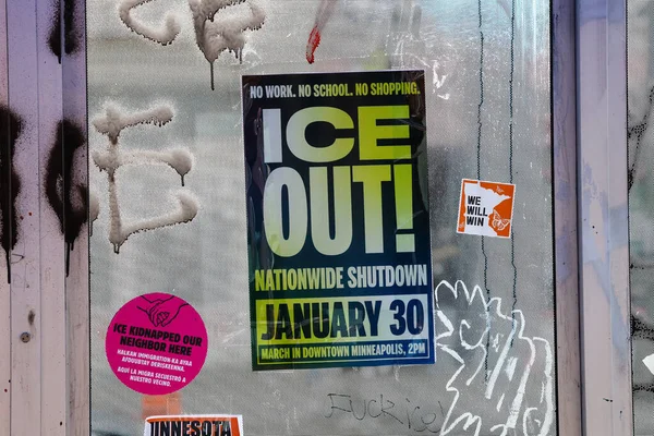 Minneapolis, MN, ABD 7 Şubat 2026: Alex Pretti Memorial yakınlarındaki bir otobüs durağında ICE ve Metro Surge Operasyonu ile ilgili posterler