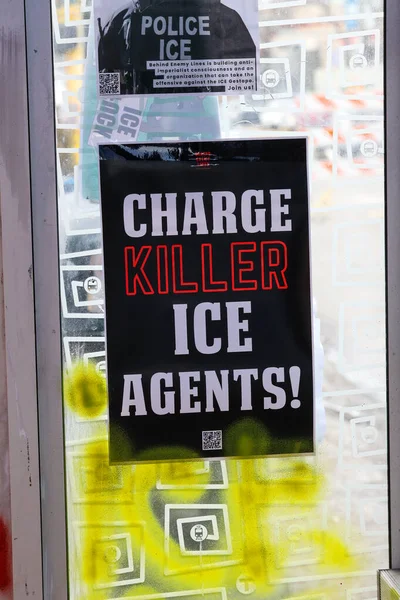 Minneapolis, MN, ABD 7 Şubat 2026: Minneapolis 'te bir otobüs durağı barınağında, Alex Pretti Memorial yakınlarında katil ICE ajanlarını suçlamakla ilgili bir poster