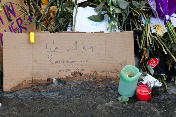 Minneapolis, MN, ABD 7 Şubat 2026: Üzerinde bir mesaj, mum, çiçek ve ıslık bulunan karton tabela Alex Pretti anıtı sitesinde sergileniyor.