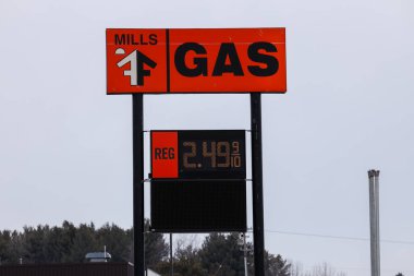 Menomonie, WI, ABD 9 Şubat 2026: Menomonie, WI 'deki Fleet Farm pilon tabelası benzin istasyonundaki turuncu logo ve dijital gaz fiyatlarını gösteriyor.