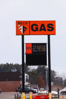 Menomonie, WI, ABD 9 Şubat 2026: Menomonie, WI 'deki Fleet Farm Pylon tabelasının dikey görüntüsü, benzin istasyonundaki turuncu logoyu ve dijital benzin fiyatlarını gösteriyor.