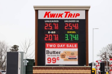Menomonie, WI, ABD 9 Şubat 2026: Menomonie, WI 'de Kwik Trip tabelası, mevcut akaryakıt fiyatları ve satış maddeleri için kırmızı ve beyaz logo ve dijital görüntüler yer alıyor.
