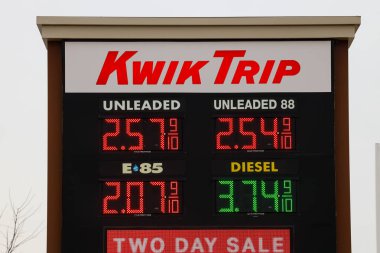 Menomonie, WI, ABD 9 Şubat 2026: Menomonie, WI 'deki Kwik Trip yakıt tabelasına yakın duruş, mevcut akaryakıt fiyatları için kırmızı ve beyaz logo ve dijital ekranlar.