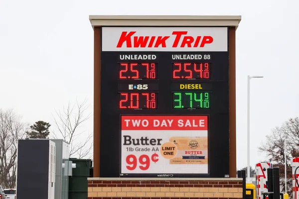 Menomonie, WI, ABD 9 Şubat 2026: Menomonie, WI 'de Kwik Trip tabelası, mevcut akaryakıt fiyatları ve satış maddeleri için kırmızı ve beyaz logo ve dijital görüntüler yer alıyor.