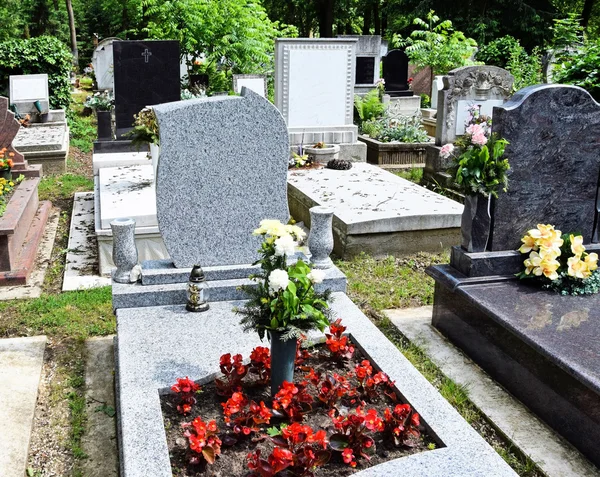 Tumbas en el cementerio público — Foto de Stock