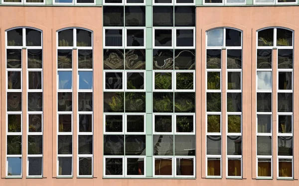 Finestre dell'edificio per uffici — Foto Stock