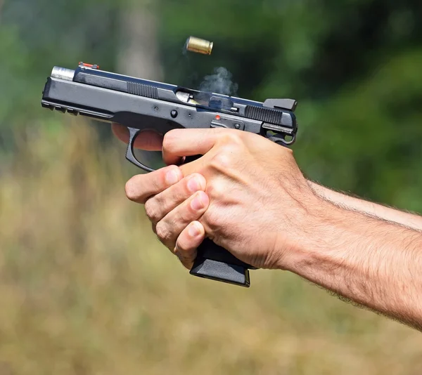 Schießen mit der Handfeuerwaffe — Stockfoto