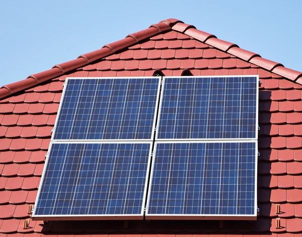 Paneles solares en el techo — Foto de Stock